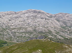 Dalla Serra di Celano vista sulla cima prativa della Serra dei Curti (in primo piano) e sul Monte Sirente.