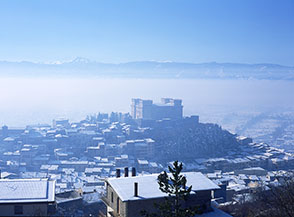 Il Castello e il paese di Celano velati dalla nebbia mattutina.