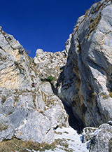 Il canalino di roccia che introduce al Piano di Vittorino.