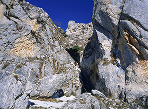 Il canalino di roccia che introduce al Piano di Vittorino.