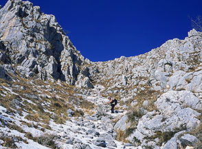 Il canalino centrale che solca il Versante Sud della Serra di Celano.