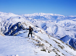 Sulla cresta della Serra di Celano, dando le spalle alla Majella.