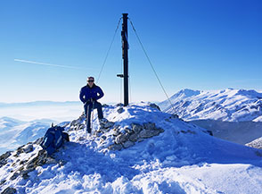 Io e la croce sulla vetta di Monte Tino.