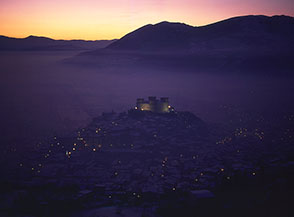 &ldquo;Lucciole a Celano&rdquo; (prime luci all&rsquo;imbrunire sul paese di Celano).