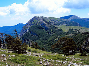 Lungo la Cresta Sud di Serra di Crispo vista sulla Serra delle Ciavole.