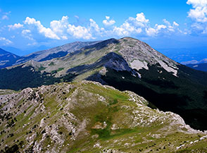 Vista sul Passo e la Timpa di Valle Piana da Serra Dolcedorme, sullo sfondo il Pollino.
