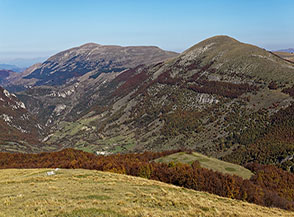 Dalla Cresta Nord di Serra Pantanella vista su Serra Sparvera ed il Genzana (sullo sfondo).