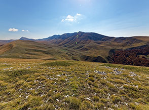 La vasta e prativa Valle delle Gravare ripresa dal Monte Curio Meridionale.