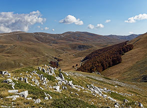 Vista sulla Valle di Chiarano con sullo sfondo la cresta delle Toppe del Tesoro.
