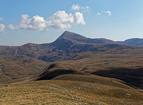 La piramide di Monte Greco domina l&rsquo;orizzonte (da Serra Santa Maria).