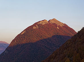 Il Monte Amaro d&rsquo;Opi si colora degli ultimi raggi di sole.