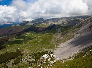 La testata prativa di Valle Stracciaro ai piedi dei ghiaioni che scendono dal Monte Forcellone (sulla dx fuori inquadratura).
