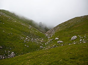 Il fosso prativo da cui comincia a svilupparsi la Valle del Fraolito.
