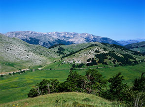 Il vasto piano erboso del Pantano a Passo Godi, sullo sfondo Serra della Terratta.