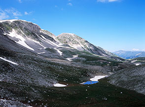 Il piccolo specchio d&rsquo;acqua (volubro) a monte dello Stazzo il Prato, sulla sx abbiamo la Serra di Rocca Chiarano.