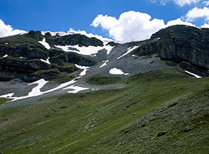 Alle pendici di Cima Serra Rocca Chiarano (sulla sx).