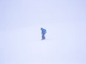 &ldquo;Sospesa nel bianco&rdquo; (sulla cresta di Serra Rocca Chiarano annaspando fra le nuvole).