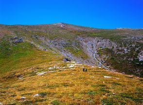 Sui prati sommitali verso l&rsquo;Anticima del Monte Argatone.