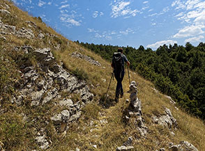 Lungo l&rsquo;assolato sentiero per il Valico le Croci.