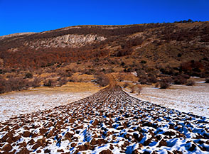 Campo arato in Valle Piana, alle pendici occidentali di Serra Sparvera.