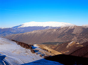 Vista sulla bianca Majella da Toppe Vurgo.