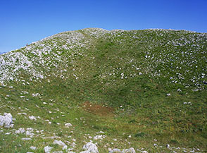 La grande dolina, simile ad un cratere, nei pressi della cima di Serra Traversa.