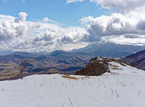 Vista sull&rsquo;Altopiano delle Rocche con Rocca di Mezzo al centro, sulla dx il colletto sommitale della spina rocciosa che prende il nome di Serralunga.