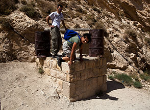Nazarena all&rsquo;uscita del pozzo della galleria di fuga del Castello di Shawbak.
