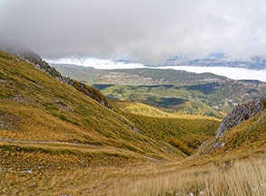 Vista a valle dal tratto iniziale del ripido Canale della Slavina.