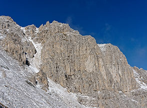 Le nuvole si diradano e la Parete Est dello Sperone di Mezzo si mostra in tutto il suo splendore.
