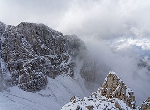Vista sopra la Valle Inserrata dalla cima dello Sperone di Mezzo o Peschio Fradicio.