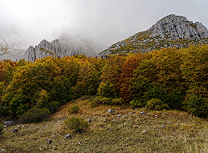 Vista verso i canali de la Neviera nascosti tra le rocce e le nuvole.