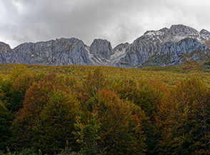 Vista verso la Neviera dal Piano di Canale: al centro spicca l&rsquo;austera e monolitica formazione dell&rsquo;Altare.