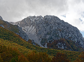 Lo Sperone di Mezzo ripreso dal Piano di Canale.