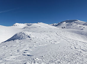 Un mare di neve ci accoglie sull&rsquo;immensa Cresta Nord-Ovest del Sirente.