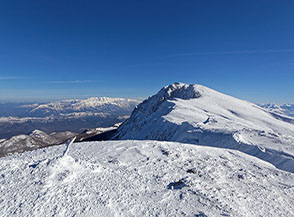 Vista dalla cima dello Sperone Tiburtini: sullo sfondo Punta Macerola e all&rsquo;orizzonte la Majella.