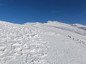 Sulla via del ritorno il profilo della Cresta Nord-Ovest del Sirente si perde nel blu.