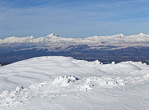 Il Corno Grande svetta immancabile all&rsquo;orizzonte dalla Cresta Nord-Ovest del Sirente.
