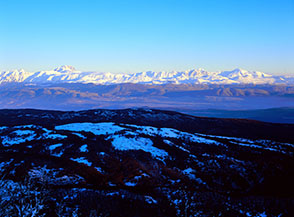 Una luminosa alba sveglia la possente catena del Gran Sasso.