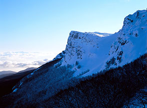 All&rsquo;alba scorcio sulle pareti rocciose a monte del Colle di Mandra Murata.