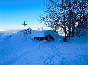 La tenue luce dell&rsquo;aurora scopre il Rifugio la Vecchia semisommerso dalla neve.