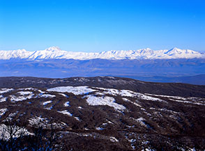 Il Corno Grande e la catena del Gran Sasso rifulgono all&rsquo;orizzonte (dal Rifugio la Vecchia).