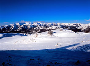 Lungo il sentiero per il Sirente sul pianoro che precede il Colle di Mandra Murata, sullo sfondo i Monti della Magnola e quelli di Campo Felice.