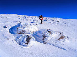 Grandi fiori di neve ventata sulle rocce della Cresta Nord-Ovest del Sirente.