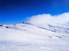 Una fugace nuvoletta nasconde temporaneamente alla vista la cima del Monte Sirente.