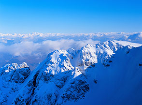 Dal forcellino che precede la cima del Sirente si apre una spettacolare e pericolosa finestra (enorme cornice!) sul Canalone Maiori.
