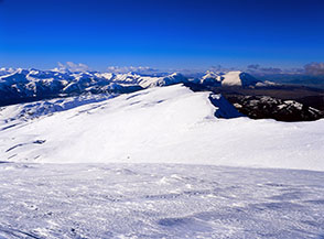 I dolci pendii che caratterizzano il versante meridionale della Cresta Nord-Ovest della dorsale del Sirente.