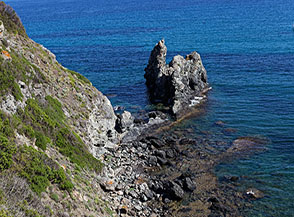 Grosso scoglio a mare ai margini della spiaggia di Acquarilli.