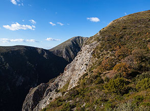 Vista sul Vallone del Marcellino (in ombra sulla sx) dalla Timpa del Piombo.