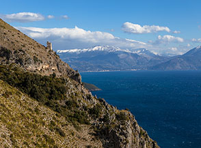 Il profilo della costa alla Torre del Morrice o Trarro, sullo sfondo il Golfo di Policastro ed i Monti del Sirino imbiancati.
